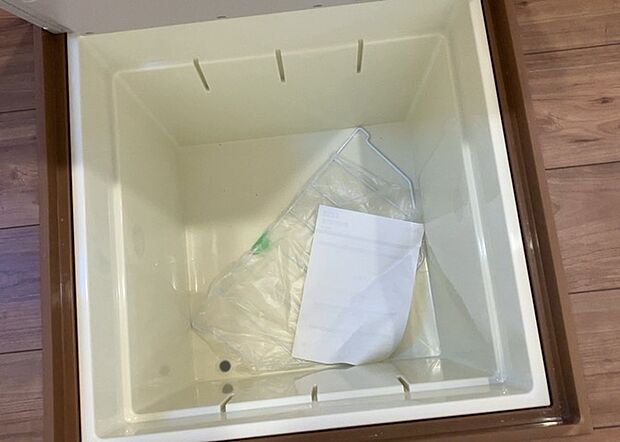 【キッチン床下収納】キッチン床下収納は、調理器具や食器などをスッキリと収納できる便利なスペースです。収納量が多いもの、引き出しがスムーズに開閉するものなど、使い勝手の良いものを選ぶことが大切です。また、湿気がこもりやすい場所なので、通気性の良いものを選ぶこともおすすめです。