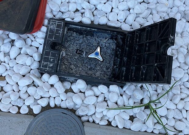 【外水栓】外水栓は、庭の水やりや洗車など、様々な用途に使える便利な設備です。ホースがしっかりと接続できるもの、水圧が安定しているものなど、使い勝手の良いものを選びましょう。また、凍結防止機能が付いているものなら、冬場でも安心して使用できます。