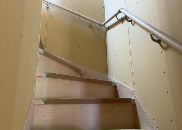 【内装】建物の上下階の通路である階段は、その位置によって動線や室内の印象が大きく左右されます。手摺にも重要な役割があり、転倒の防止・歩行や動作を円滑にして日常生活を支えることを主な目的として設置されています。