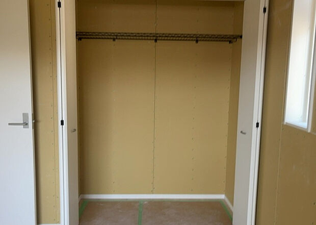 【ウォークインクローゼット】ウォークインクローゼットがあれば、クローゼット内でコーディネートが完成できますし、季節の変わり目に行う衣替えの手間も省けます。また、スーツケースなど大きいものもしまうことができ使い勝手がよいです。