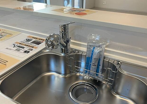 【キッチン水栓】キッチン水栓は、毎日必ず使うものだからこそ、使いやすさが重要です。シャワーヘッドの切り替えがスムーズか、吐水量が調節できるか、水しぶきが飛び散りにくい構造か、浄水機能が付いているかなど、日々の家事を快適にするための機能が数多くあります。また、デザインも多種多様なので、キッチン全体の雰囲気に合わせたものを選ぶことができます。