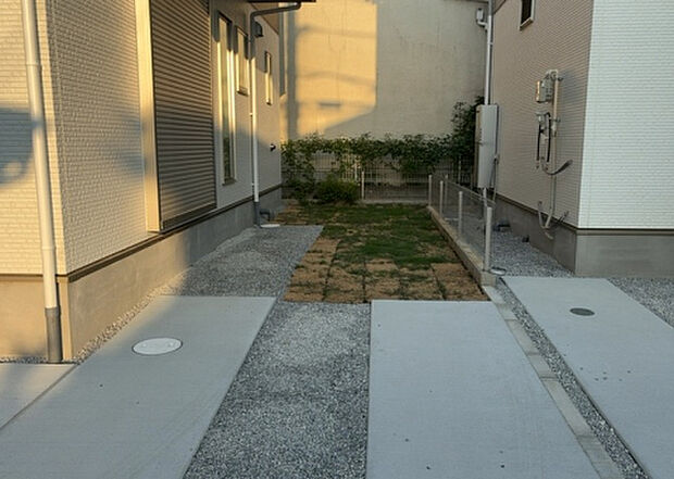 【庭】庭があることでガーデニングや家庭菜園はもちろん、こどもの遊び場やペットを放して遊ぶことができます。また、家の周囲に余裕があるということです。隣地との間があれば、十分な日当たりと、風通しが確保できます。