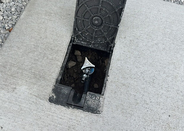 【その他設備】敷地内には、散水栓や立水栓があります。水道水を直接利用できるため、水を運ぶ手間を省くことが出来ます。大量の水を必要とする洗車作業や清掃などに役立ちます。その他設備とあわせて、現地でご確認ください。