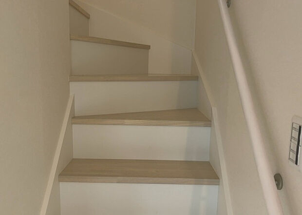 【内装】建物の上下階の通路である階段は、その位置によって動線や室内の印象が大きく左右されます。手摺にも重要な役割があり、転倒の防止・歩行や動作を円滑にして日常生活を支えることを主な目的として設置されています。