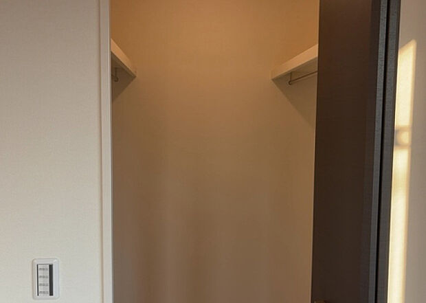 【ウォークインクローゼット】ウォークインクローゼットがあれば、クローゼット内でコーディネートが完成できますし、季節の変わり目に行う衣替えの手間も省けます。また、スーツケースなど大きいものもしまうことができ使い勝手がよいです。