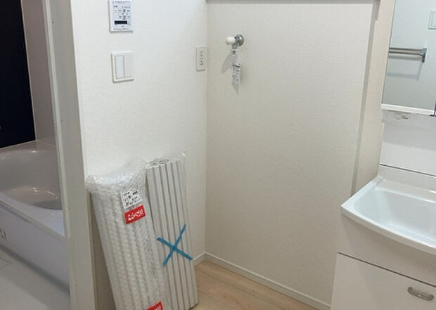 【ランドリースペース】ランドリースペースも気になります。洗濯機置場があり「洗う、干す、取り込む、アイロンがけ、たたむ」など、洗濯に関する家事をするための空間です。広さや収納など付帯設備も含めて、詳細は現地でご確認ください。