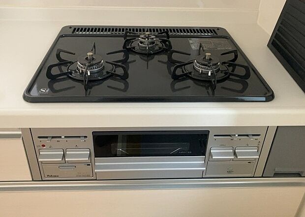 【キッチンコンロ】キッチンコンロは、料理の質を大きく左右する重要な設備です。火力調整のしやすさ、グリル機能の有無、安全装置の充実度など、選ぶポイントがたくさんあります。特に、IHクッキングヒーターは、お手入れのしやすさや安全性が高く、近年人気が高まっています。