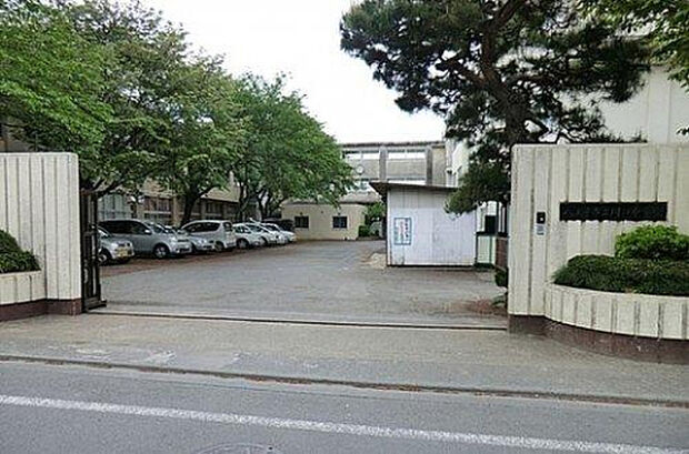 川口中学校(約760m)