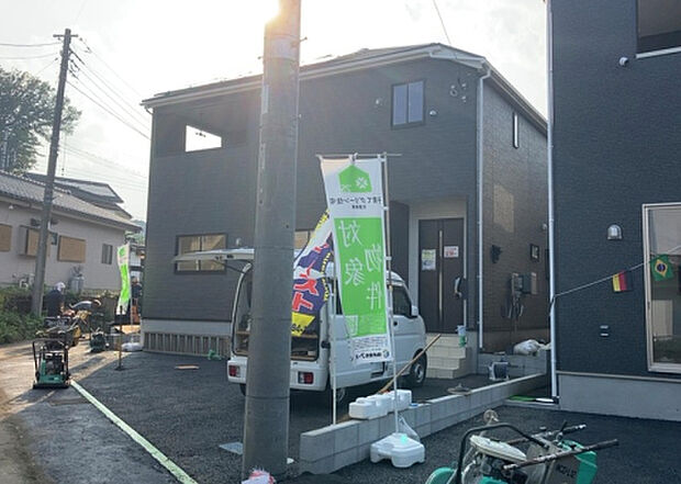 【前面道路含む現地写真_2】お持ちの車種によっては前面道路が広い方が便利でしょう。しかし、前面道路が広ければその分交通量が多くなるため、騒音などが気になる場合があります。実際に現地を見学し、周辺交通量や騒音などを確認しましょう!