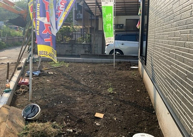 【庭】庭があることでガーデニングや家庭菜園はもちろん、こどもの遊び場やペットを放して遊ぶことができます。また、家の周囲に余裕があるということです。隣地との間があれば、十分な日当たりと、風通しが確保できます。