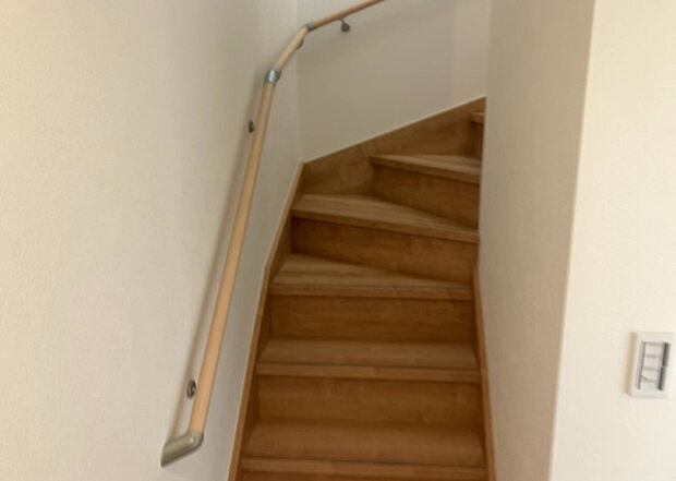 【内装】建物の上下階の通路である階段は、その位置によって動線や室内の印象が大きく左右されます。手摺にも重要な役割があり、転倒の防止・歩行や動作を円滑にして日常生活を支えることを主な目的として設置されています。