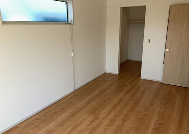 【洋室】洋室のメリットは重い家具が置きやすく、身の回りが整理しやすいことです。 床がフローリングのため畳とは異なり凹みにくいです。 クローゼットなど収納が豊富で、普段使わない旅行カバンや服の整頓も簡単にです。