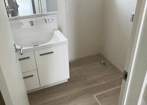 【脱衣場】多くの戸建て住宅で見かける洗面脱衣所は、洗面台と洗濯機が2畳ほどのスペースに並べられていて、洗面所が脱衣所を兼ね備えている間取りが一般的です。お客様が利用することもある、パブリックな空間でもあります。