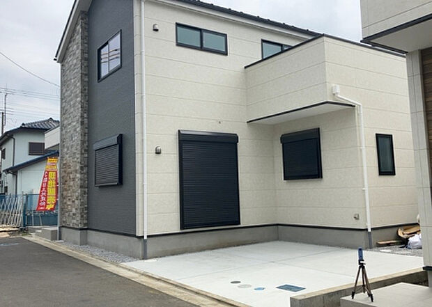 【前面道路含む現地写真_2】お持ちの車種によっては前面道路が広い方が便利でしょう。しかし、前面道路が広ければその分交通量が多くなるため、騒音などが気になる場合があります。実際に現地を見学し、周辺交通量や騒音などを確認しましょう！