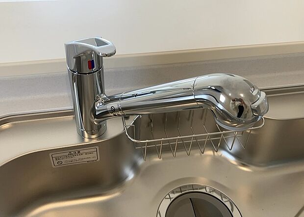 【キッチン水栓】キッチン水栓は、毎日必ず使うものだからこそ、使いやすさが重要です。シャワーヘッドの切り替えがスムーズか、吐水量が調節できるか、水しぶきが飛び散りにくい構造か、浄水機能が付いているかなど、日々の家事を快適にするための機能が数多くあります。また、デザインも多種多様なので、キッチン全体の雰囲気に合わせたものを選ぶことができます。