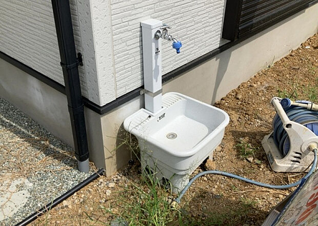 【その他設備】敷地内には、散水栓や立水栓があります。水道水を直接利用できるため、水を運ぶ手間を省くことが出来ます。大量の水を必要とする洗車作業や清掃などに役立ちます。その他設備とあわせて、現地でご確認ください。