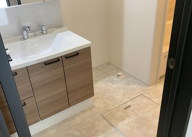 【脱衣場】多くの戸建て住宅で見かける洗面脱衣所は、洗面台と洗濯機が2畳ほどのスペースに並べられていて、洗面所が脱衣所を兼ね備えている間取りが一般的です。お客様が利用することもある、パブリックな空間でもあります。