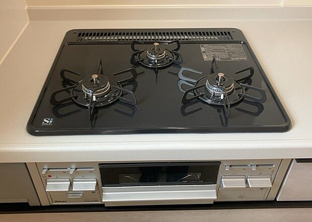 【キッチンコンロ】キッチンコンロは、料理の質を大きく左右する重要な設備です。火力調整のしやすさ、グリル機能の有無、安全装置の充実度など、選ぶポイントがたくさんあります。特に、IHクッキングヒーターは、お手入れのしやすさや安全性が高く、近年人気が高まっています。