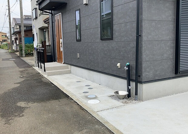 【庭】庭があることでガーデニングや家庭菜園はもちろん、こどもの遊び場やペットを放して遊ぶことができます。また、家の周囲に余裕があるということです。隣地との間があれば、十分な日当たりと、風通しが確保できます。