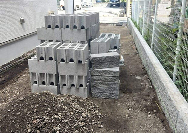 【駐車場】駐車場と明記されていても、最小スペースでつくられた駐車場だと大型車は駐車できなかったり、出入りしにくくなったりする可能性があります。お車のサイズと購入したい物件の駐車場のサイズを現地で確認しましょう。