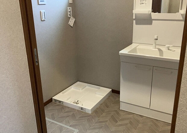 【脱衣場】多くの戸建て住宅で見かける洗面脱衣所は、洗面台と洗濯機が2畳ほどのスペースに並べられていて、洗面所が脱衣所を兼ね備えている間取りが一般的です。お客様が利用することもある、パブリックな空間でもあります。