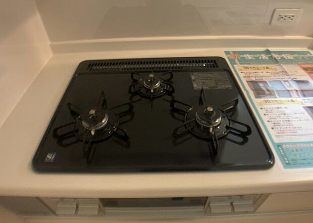 【キッチンコンロ】キッチンコンロは、料理の質を大きく左右する重要な設備です。火力調整のしやすさ、グリル機能の有無、安全装置の充実度など、選ぶポイントがたくさんあります。特に、IHクッキングヒーターは、お手入れのしやすさや安全性が高く、近年人気が高まっています。