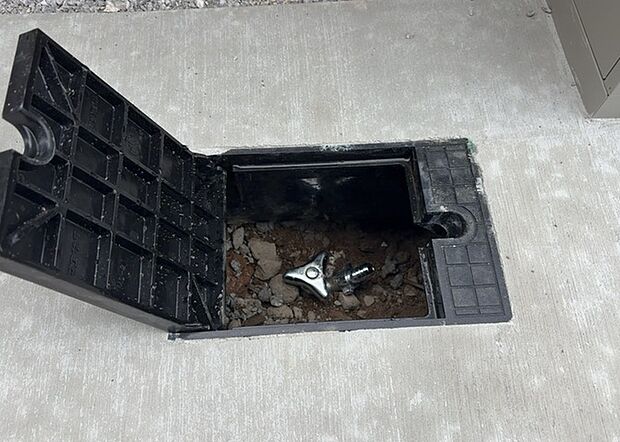 【外水栓】外水栓は、庭の水やりや洗車など、様々な用途に使える便利な設備です。ホースがしっかりと接続できるもの、水圧が安定しているものなど、使い勝手の良いものを選びましょう。また、凍結防止機能が付いているものなら、冬場でも安心して使用できます。