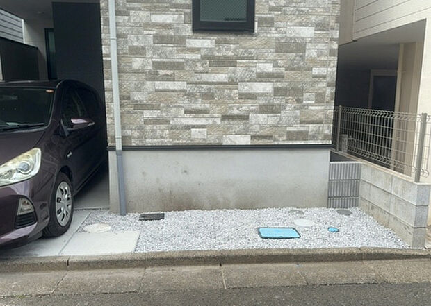 【庭】庭があることでガーデニングや家庭菜園はもちろん、こどもの遊び場やペットを放して遊ぶことができます。また、家の周囲に余裕があるということです。隣地との間があれば、十分な日当たりと、風通しが確保できます。