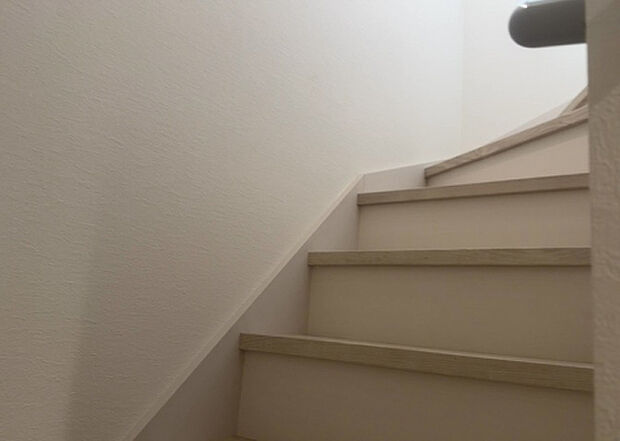 【内装】建物の上下階の通路である階段は、その位置によって動線や室内の印象が大きく左右されます。手摺にも重要な役割があり、転倒の防止・歩行や動作を円滑にして日常生活を支えることを主な目的として設置されています。