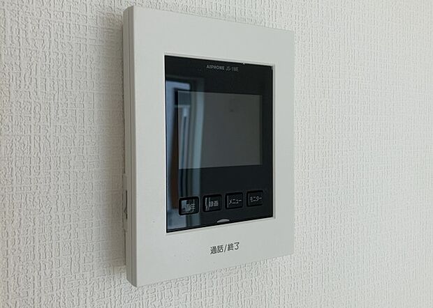 【TVモニター付きインターホン】TVモニター付きインターホンは、来訪者の顔を確認できるだけでなく、音声でやり取りすることもできるため、セキュリティ面で安心できる設備です。モニター画面が大きく見やすいもの、夜間でも来訪者をしっかりと確認できるものなど、機能性を重視したいところです。