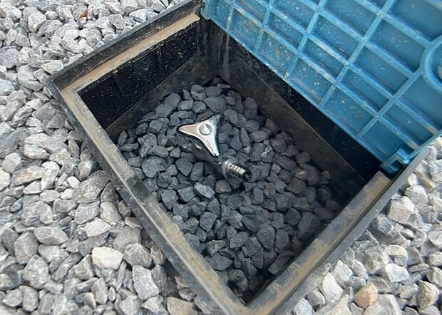 【外水栓】外水栓は、庭の水やりや洗車など、様々な用途に使える便利な設備です。ホースがしっかりと接続できるもの、水圧が安定しているものなど、使い勝手の良いものを選びましょう。また、凍結防止機能が付いているものなら、冬場でも安心して使用できます。