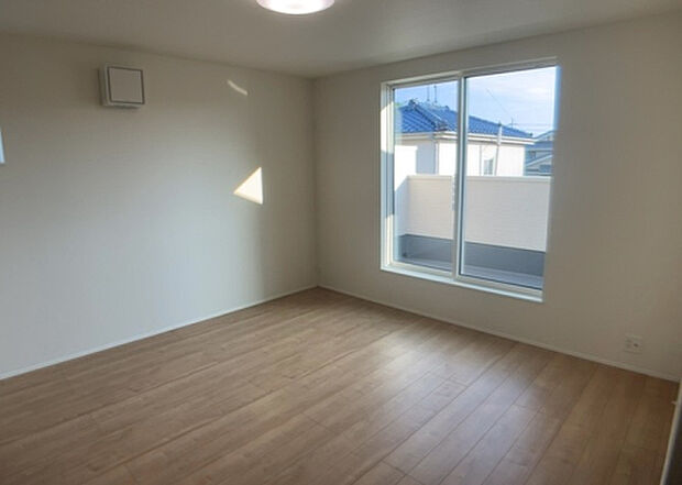 【洋室】洋室のメリットは重い家具が置きやすく、身の回りが整理しやすいことです。 床がフローリングのため畳とは異なり凹みにくいです。 クローゼットなど収納が豊富で、普段使わない旅行カバンや服の整頓も簡単にです。