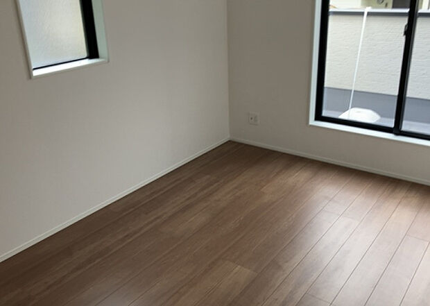 【洋室】洋室のメリットは重い家具が置きやすく、身の回りが整理しやすいことです。 床がフローリングのため畳とは異なり凹みにくいです。 クローゼットなど収納が豊富で、普段使わない旅行カバンや服の整頓も簡単にです。