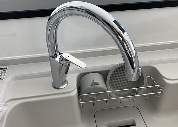 【キッチン水栓】キッチン水栓は、毎日必ず使うものだからこそ、使いやすさが重要です。シャワーヘッドの切り替えがスムーズか、吐水量が調節できるか、水しぶきが飛び散りにくい構造か、浄水機能が付いているかなど、日々の家事を快適にするための機能が数多くあります。また、デザインも多種多様なので、キッチン全体の雰囲気に合わせたものを選ぶことができます。