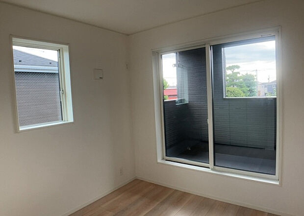 【洋室】洋室のメリットは重い家具が置きやすく、身の回りが整理しやすいことです。 床がフローリングのため畳とは異なり凹みにくいです。 クローゼットなど収納が豊富で、普段使わない旅行カバンや服の整頓も簡単にです。