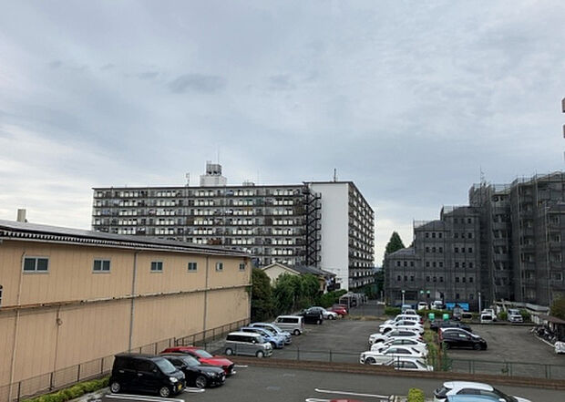 【物件からの展望】眺望を気にして物件を探す場合、前面に建物が建っていないか現地で確認しましょう!前面に建物があると景色はもちろん、日当たりや風通しにも影響が出てきます。住んだ時のことを想像しながら現地見学をしましょう。
