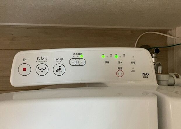 【ウォシュレット（リモコン）】ウォシュレットは、衛生面だけでなく、快適性も向上させる便利な設備です。洗浄機能の種類や水温調節機能など、様々な機能が付いたものが多くあります。リモコンも、操作が簡単で、使いやすいものを選びましょう。