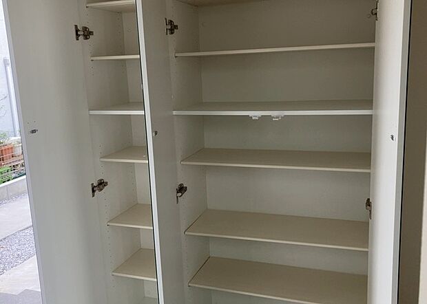 【玄関収納】玄関収納は、靴や傘、コートなどをスッキリと収納できるだけでなく、来客時に見せる顔となるため、家の顔とも言えます。収納量だけでなく、デザイン性も重視したいところです。ミラー付きの収納であれば、外出前の身だしなみチェックにも便利です。