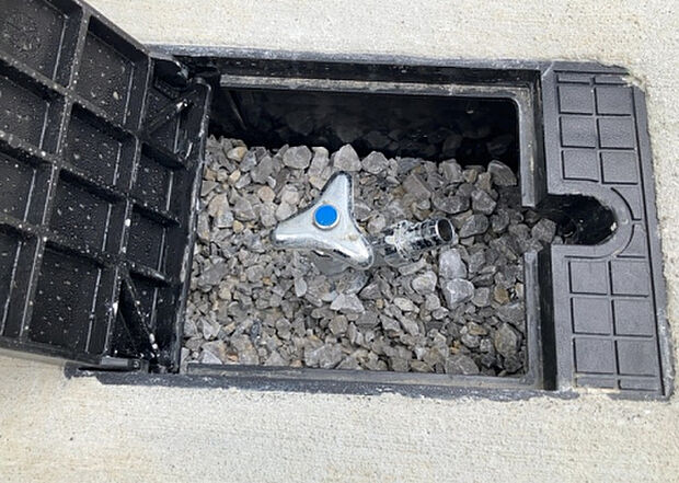 【その他設備】敷地内には、散水栓や立水栓があります。水道水を直接利用できるため、水を運ぶ手間を省くことが出来ます。大量の水を必要とする洗車作業や清掃などに役立ちます。その他設備とあわせて、現地でご確認ください。