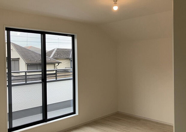 【洋室】洋室のメリットは重い家具が置きやすく、身の回りが整理しやすいことです。 床がフローリングのため畳とは異なり凹みにくいです。 クローゼットなど収納が豊富で、普段使わない旅行カバンや服の整頓も簡単にです。