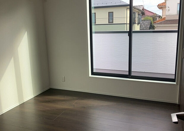 【洋室】洋室のメリットは重い家具が置きやすく、身の回りが整理しやすいことです。 床がフローリングのため畳とは異なり凹みにくいです。 クローゼットなど収納が豊富で、普段使わない旅行カバンや服の整頓も簡単にです。