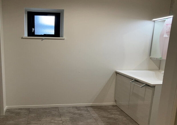 【脱衣場】多くの戸建て住宅で見かける洗面脱衣所は、洗面台と洗濯機が2畳ほどのスペースに並べられていて、洗面所が脱衣所を兼ね備えている間取りが一般的です。お客様が利用することもある、パブリックな空間でもあります。