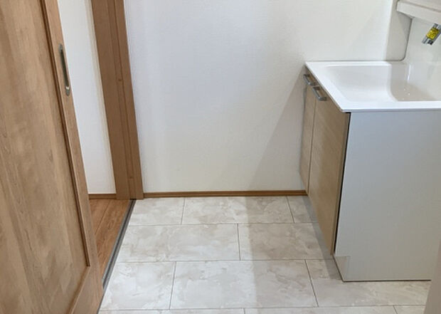 【脱衣場】多くの戸建て住宅で見かける洗面脱衣所は、洗面台と洗濯機が2畳ほどのスペースに並べられていて、洗面所が脱衣所を兼ね備えている間取りが一般的です。お客様が利用することもある、パブリックな空間でもあります。