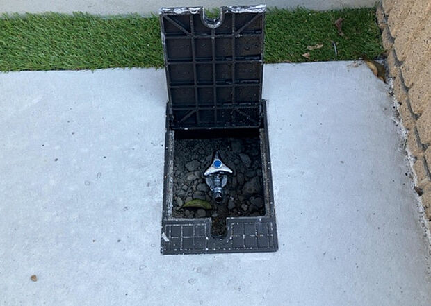 【その他設備】敷地内には、散水栓や立水栓があります。水道水を直接利用できるため、水を運ぶ手間を省くことが出来ます。大量の水を必要とする洗車作業や清掃などに役立ちます。その他設備とあわせて、現地でご確認ください。