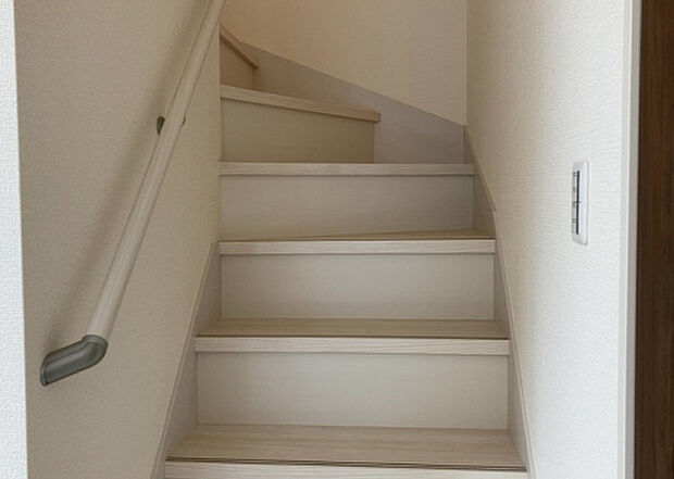 【内装】建物の上下階の通路である階段は、その位置によって動線や室内の印象が大きく左右されます。手摺にも重要な役割があり、転倒の防止・歩行や動作を円滑にして日常生活を支えることを主な目的として設置されています。