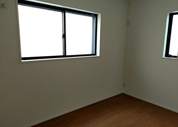 【洋室】洋室のメリットは重い家具が置きやすく、身の回りが整理しやすいことです。 床がフローリングのため畳とは異なり凹みにくいです。 クローゼットなど収納が豊富で、普段使わない旅行カバンや服の整頓も簡単にです。