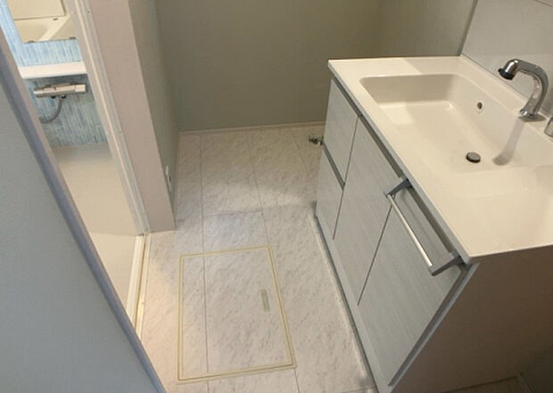 【脱衣場】多くの戸建て住宅で見かける洗面脱衣所は、洗面台と洗濯機が2畳ほどのスペースに並べられていて、洗面所が脱衣所を兼ね備えている間取りが一般的です。お客様が利用することもある、パブリックな空間でもあります。