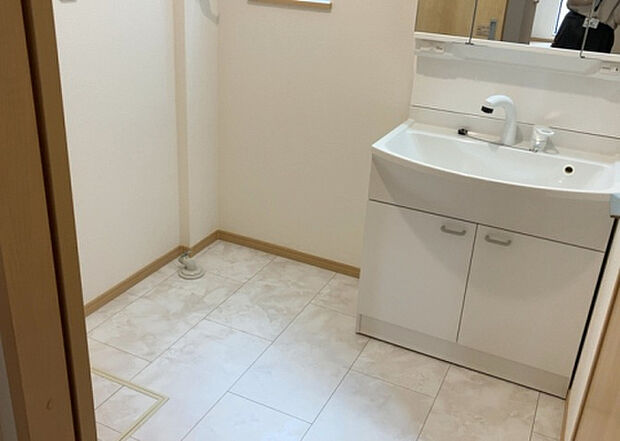 【脱衣場】多くの戸建て住宅で見かける洗面脱衣所は、洗面台と洗濯機が2畳ほどのスペースに並べられていて、洗面所が脱衣所を兼ね備えている間取りが一般的です。お客様が利用することもある、パブリックな空間でもあります。