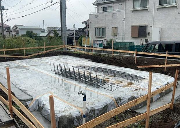 【構造・工法・仕様_2】ベタ基礎とは、柱の位置に関係なく全体に基礎がある事を指し、面積が大きい分建物の重さを全体に分散できます。また、地面からの湿気や害虫を遮断でき、木造住宅で心配されるシロアリ被害を防ぐ効果も期待できます。