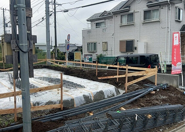 【玄関_2】玄関は、狭すぎると複数人で使いにくく、広すぎても無駄な空間になりがちです。最低2畳を目安にして、家の広さとの兼ね合いや家族の人数を考慮して決めるとよいでしょう。現地を見学して快適な玄関を選びましょう!